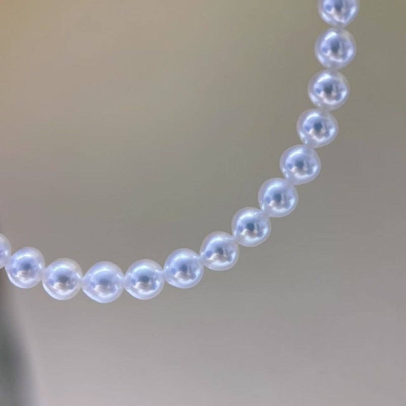 Κολιέ από μαργαριτάρια γλυκού νερού, σχεδόν στρογγυλά, από ασήμι 925, κομψό και ευέλικτο