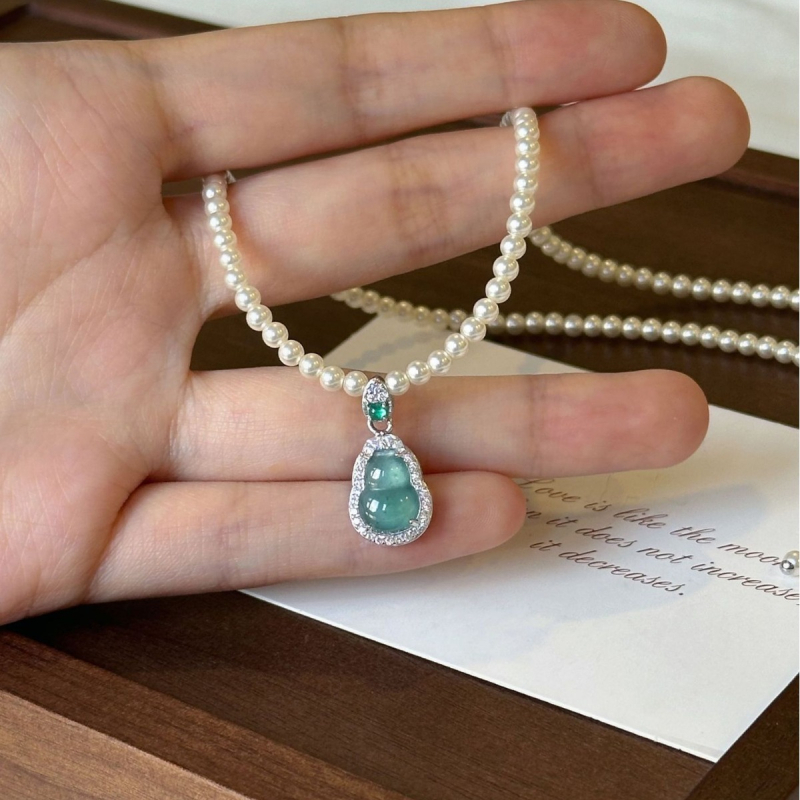 Colier cu pandantiv în formă de dovleac, din argint 925, lanț cu perle, lucrat manual