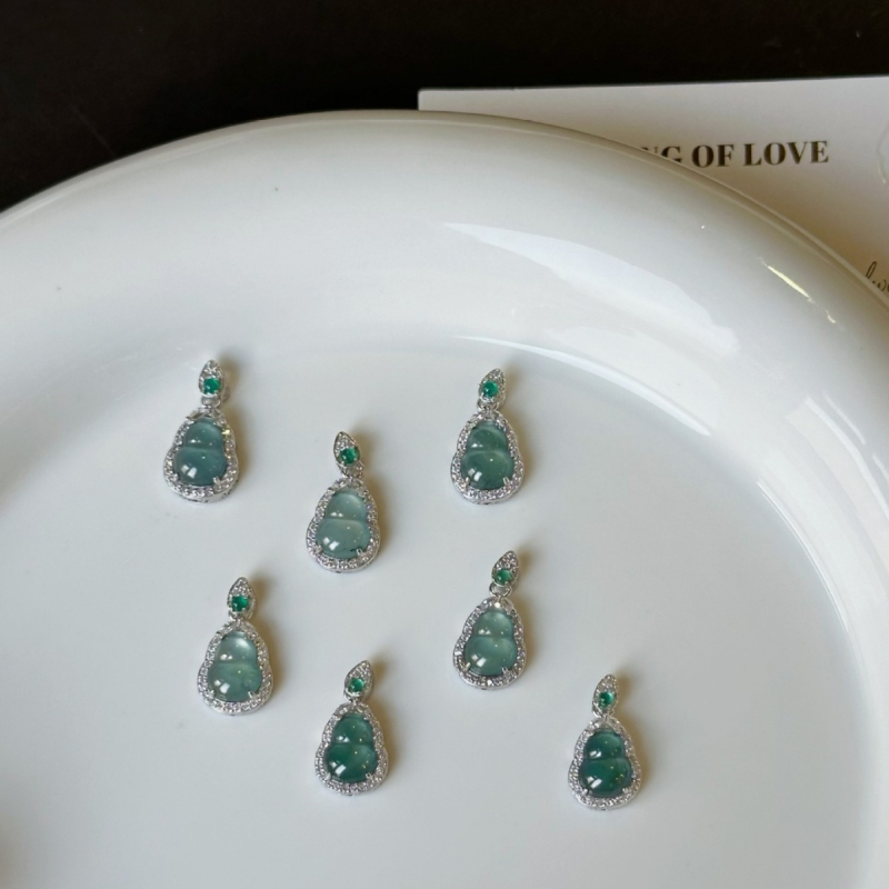 Colier cu pandantiv în formă de dovleac, din argint 925, lanț cu perle, lucrat manual