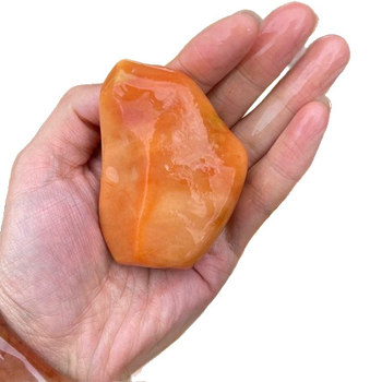 Neapstrādāts akmens no Xinjiangas, Gold Silk Jade zīmols, krāsains nefrits, Pixiu izskats