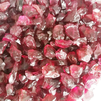 Garnet kamen — prirodni nepravilni rez, proces rezanja