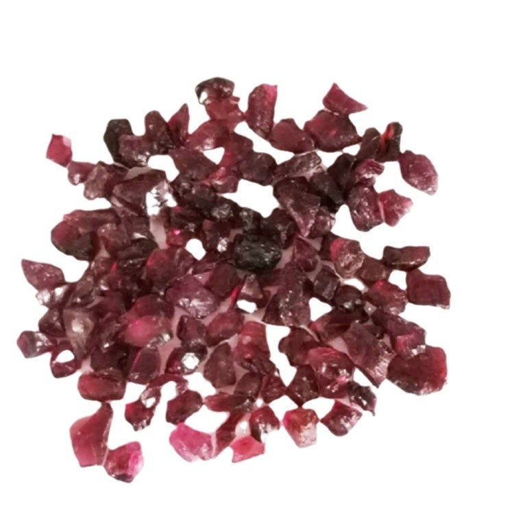 Garnet kamen — prirodni nepravilni rez, proces rezanja