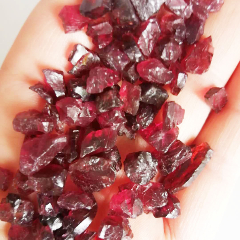 Garnet kamen — prirodni nepravilni rez, proces rezanja