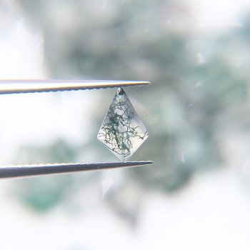 Jiangwen Moss agat în formă de kite — piatră liberă pentru inel cu bezel, piatră naturală, claritate VS, șlefuire și lustruire, personalizare