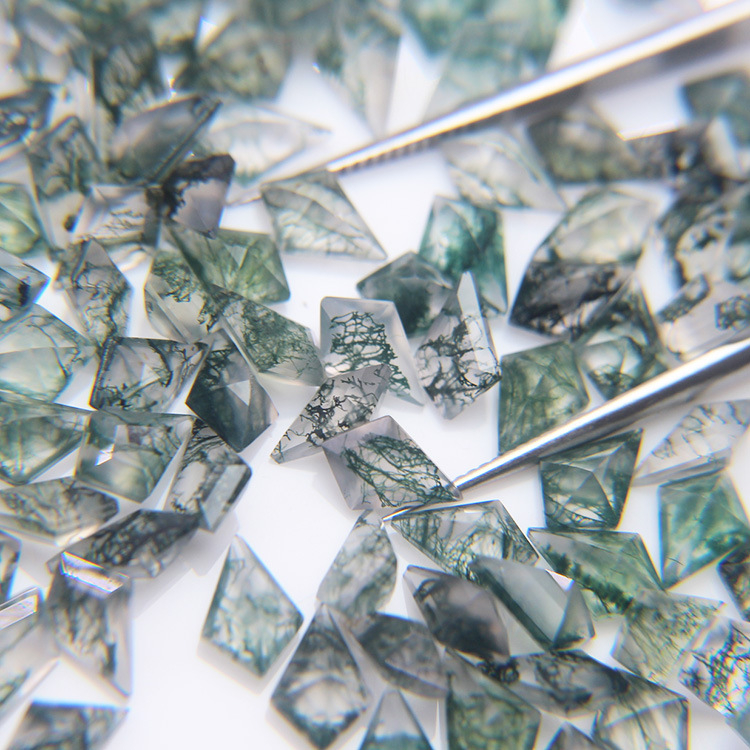 Jiangwen Moss agat în formă de kite — piatră liberă pentru inel cu bezel, piatră naturală, claritate VS, șlefuire și lustruire, personalizare