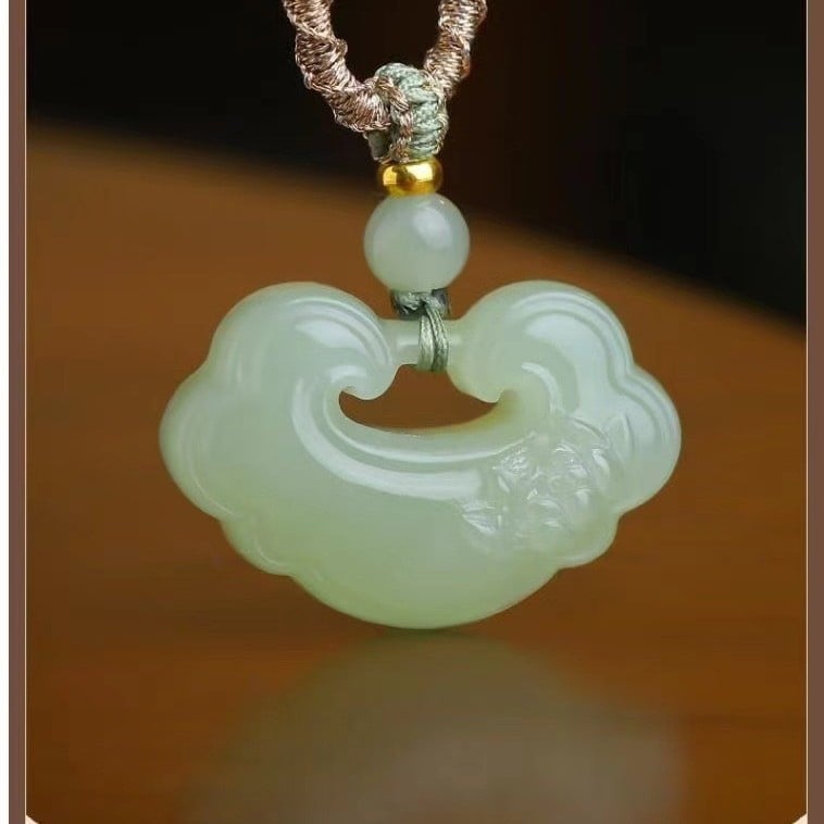 Afgan jáde medálos nyaklánc, szív alakú medállal és lotus motívummal, Új kínai stílus, Gravírozás és polírozás, VS tisztaság