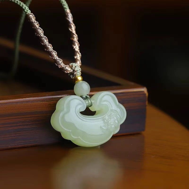Afgan jáde medálos nyaklánc, szív alakú medállal és lotus motívummal, Új kínai stílus, Gravírozás és polírozás, VS tisztaság