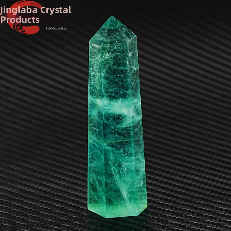 Šešiakampis fluorit kristalas – energijos stulpas su vienu tašk, rankomis poliruotas dekoratyvinis pavyzdys