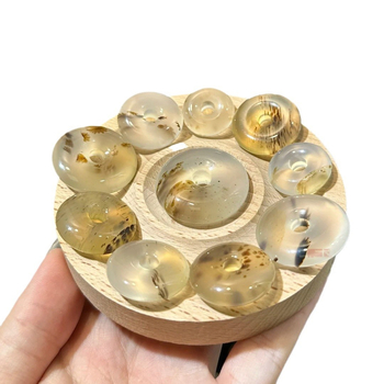 Pandantiv din calcedonie naturală, formă rotundă, șlefuire și lustruire, material natural, stil modern minimalist