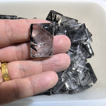 Privjesak od prirodnog kristala, moderan minimalistički stil; kategorija Peace card; kartonsko pakiranje