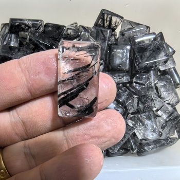 Privjesak od prirodnog kristala, moderan minimalistički stil; kategorija Peace card; kartonsko pakiranje