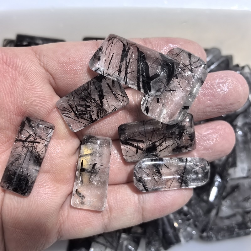 Privjesak od prirodnog kristala, moderan minimalistički stil; kategorija Peace card; kartonsko pakiranje