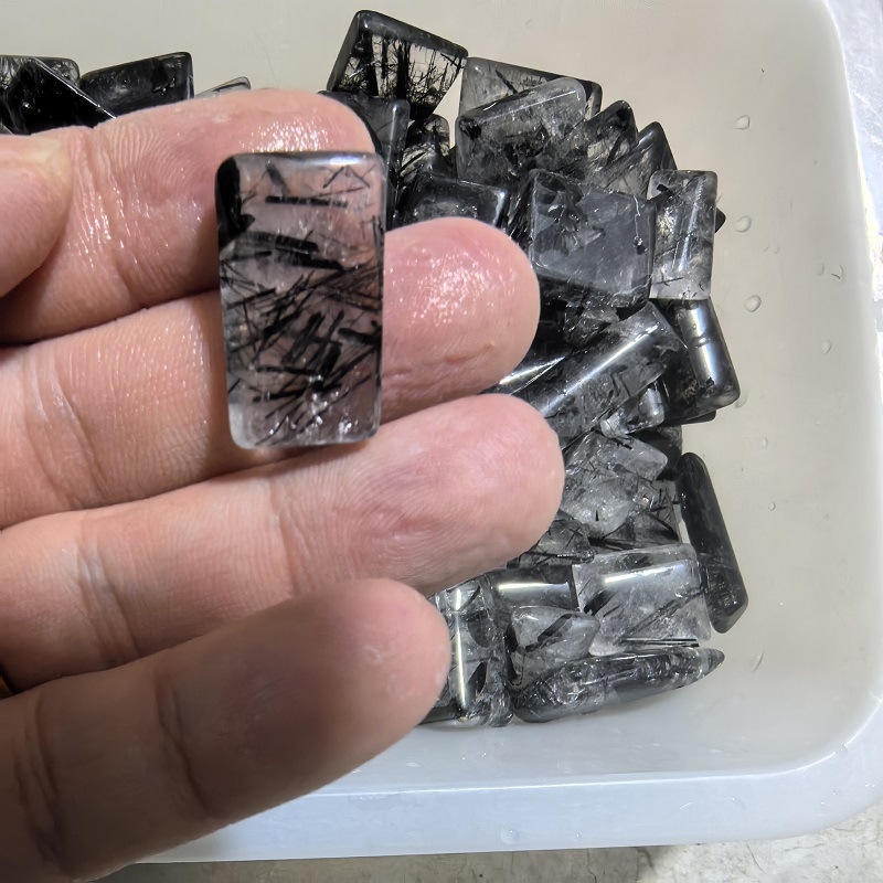 Privjesak od prirodnog kristala, moderan minimalistički stil; kategorija Peace card; kartonsko pakiranje