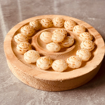 Bodhi juuri kaunistus roosi ja kamelija motiividega - graveeritud, käsitöö, poleeritud; kaasaegne kunst; kingitus ärile ja promootioonikasutuseks (kevad 2024)