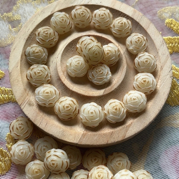 Bodhi juuri kaunistus roosi ja kamelija motiividega - graveeritud, käsitöö, poleeritud; kaasaegne kunst; kingitus ärile ja promootioonikasutuseks (kevad 2024)