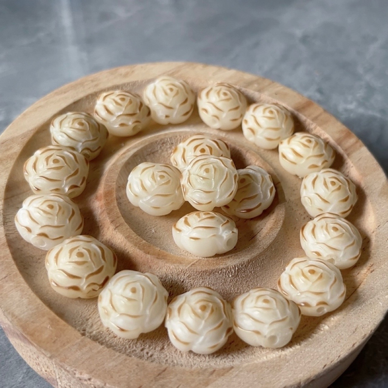 Bodhi juuri kaunistus roosi ja kamelija motiividega - graveeritud, käsitöö, poleeritud; kaasaegne kunst; kingitus ärile ja promootioonikasutuseks (kevad 2024)