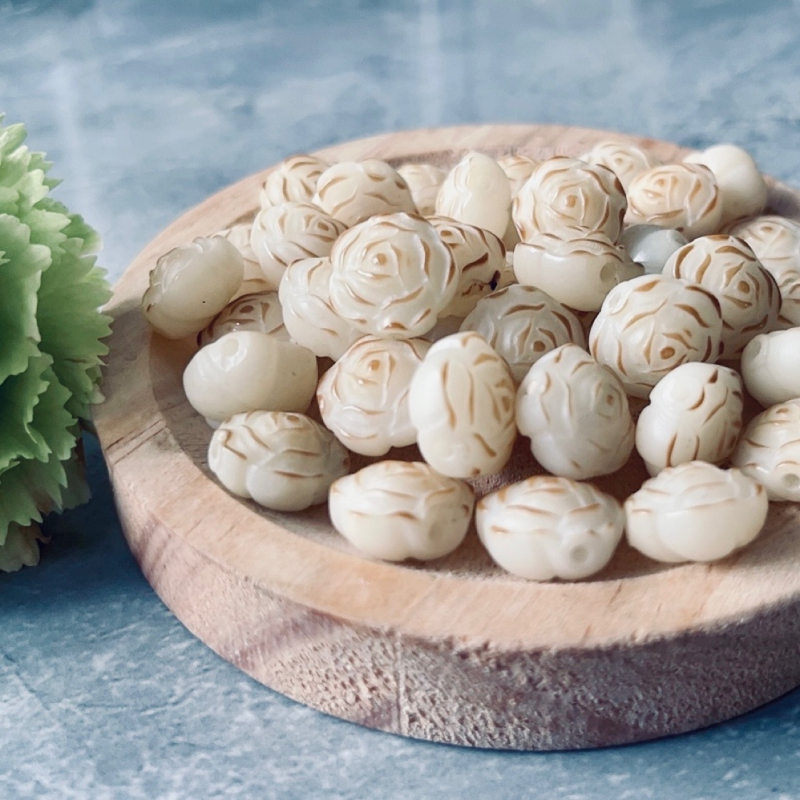 Bodhi juuri kaunistus roosi ja kamelija motiividega - graveeritud, käsitöö, poleeritud; kaasaegne kunst; kingitus ärile ja promootioonikasutuseks (kevad 2024)