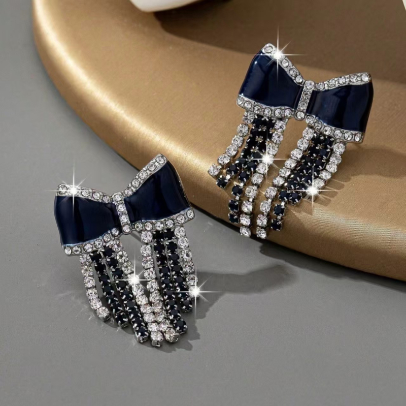 Σκουλαρίκια με σχήμα φιόγκου από κράμα ψευδαργύρου, γυναικεία κομψότητα σε στυλ light luxury, φθινόπωρο 2025