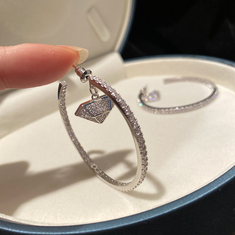 Gadot bakreni naušnici — elegantan stil, oblik: životinje/zodijak, materijal: bakar, za žene, brend Gadot