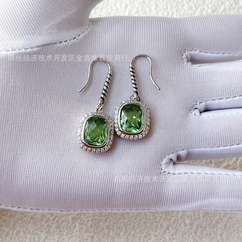 Aranyozott sárgaréz fülbevalók csavart dróttal és mikroinlay-vel, 2023 tavasz, Fashion OL