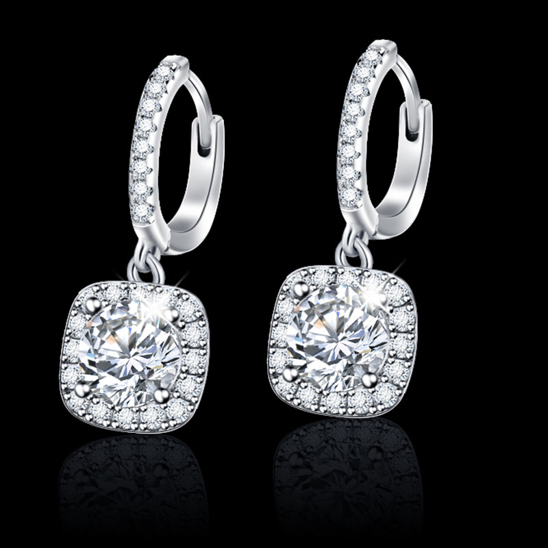 Moissanit fülbevalók nőknek – rézalap, ezüstbevonat és 925-ös ezüst rész, négyzet alakú