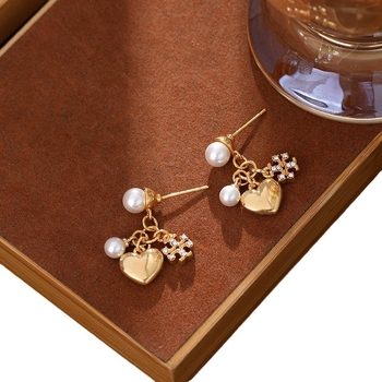 Fülbevalók – szív alakú, logóval és gyönggyel, cirkóniak, több függővel, ötvözet, elektroplatírozott