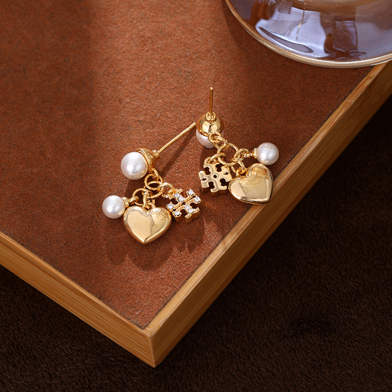 Fülbevalók – szív alakú, logóval és gyönggyel, cirkóniak, több függővel, ötvözet, elektroplatírozott