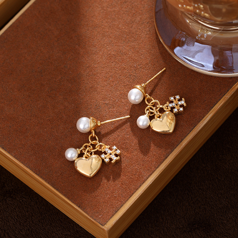 Fülbevalók – szív alakú, logóval és gyönggyel, cirkóniak, több függővel, ötvözet, elektroplatírozott