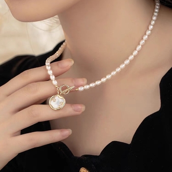 Édesvízi gyöngyökből készült nyaklánc rizsszem alakú gyöngyökkel, réz medállal, hossza 31–40 cm