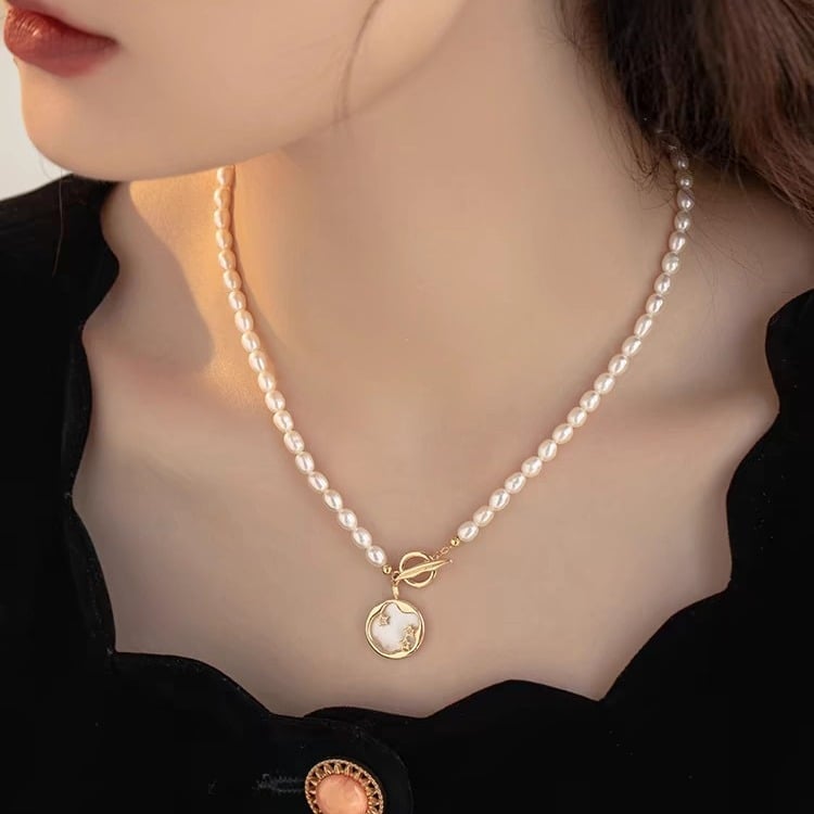 Édesvízi gyöngyökből készült nyaklánc rizsszem alakú gyöngyökkel, réz medállal, hossza 31–40 cm