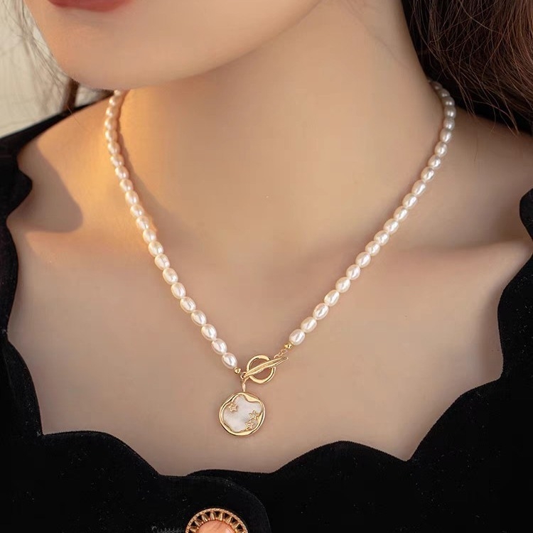 Édesvízi gyöngyökből készült nyaklánc rizsszem alakú gyöngyökkel, réz medállal, hossza 31–40 cm