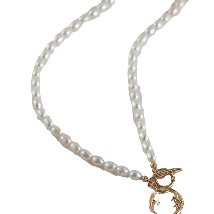 Édesvízi gyöngyökből készült nyaklánc rizsszem alakú gyöngyökkel, réz medállal, hossza 31–40 cm