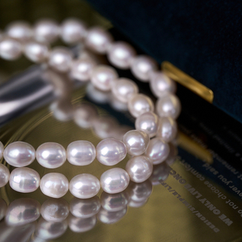 Ogrlica od slatkovodnih bisera, rižastog oblika, visok sjaj, srebro 925 detalji, ljeto 2024