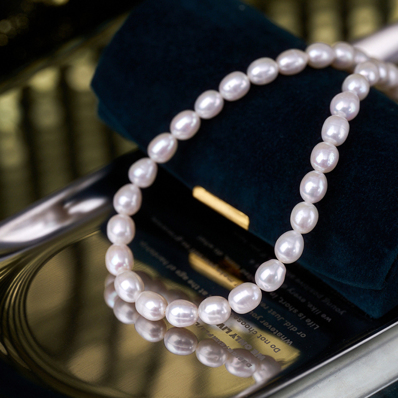 Ogrlica od slatkovodnih bisera, rižastog oblika, visok sjaj, srebro 925 detalji, ljeto 2024