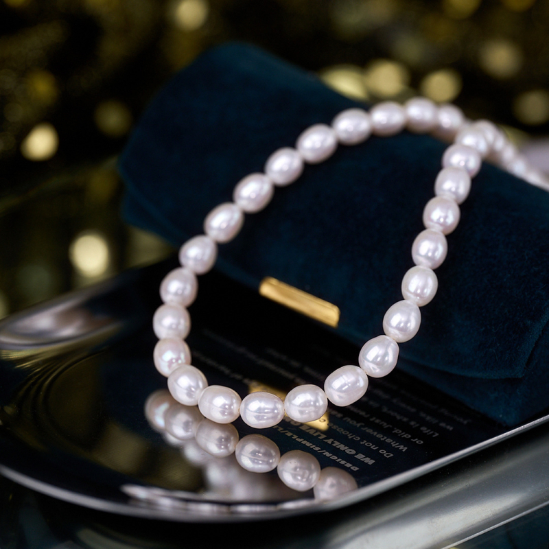 Ogrlica od slatkovodnih bisera, rižastog oblika, visok sjaj, srebro 925 detalji, ljeto 2024