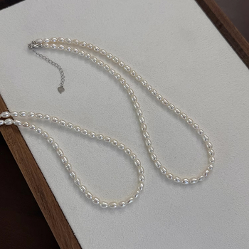 Nyaklánc édesvízi gyöngyökkel, rizs alakú, fehér, 4–5 mm, 925-ös ezüst, szövött kivitel, hossza 41–50 cm