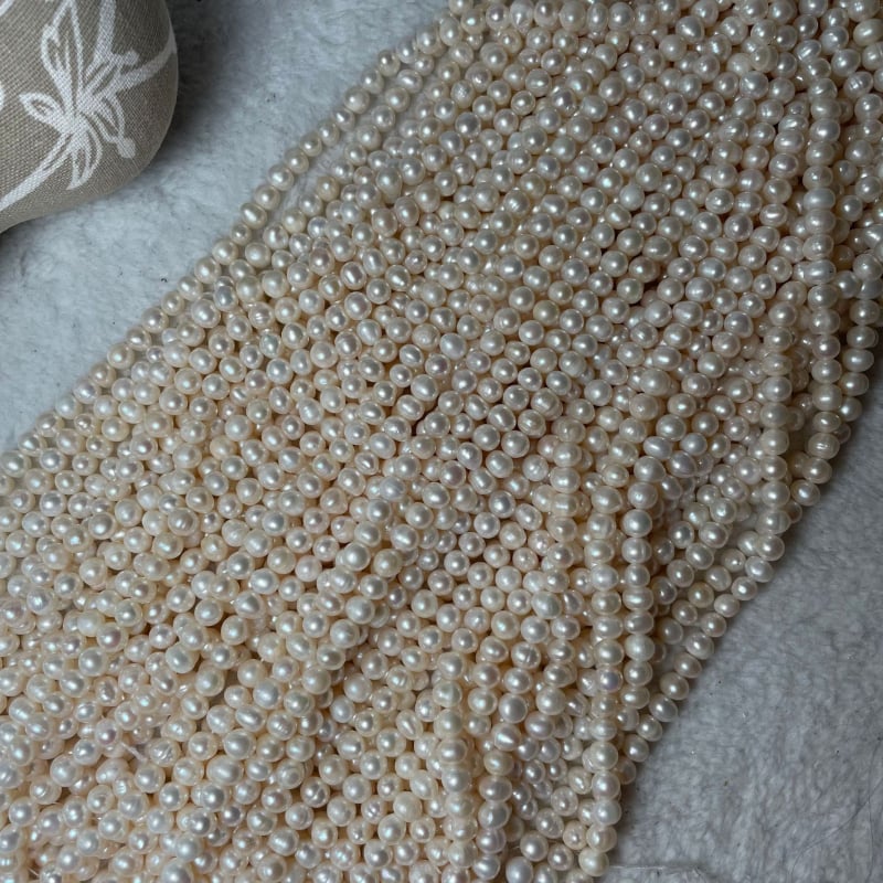 Margele od sladkovodnih bisera gotovo okruglog oblika — Bare Stone stil, gole bisere, proljeće 2024