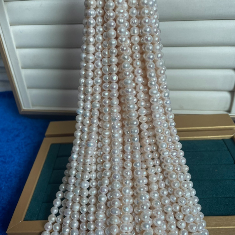 Margele od sladkovodnih bisera gotovo okruglog oblika — Bare Stone stil, gole bisere, proljeće 2024