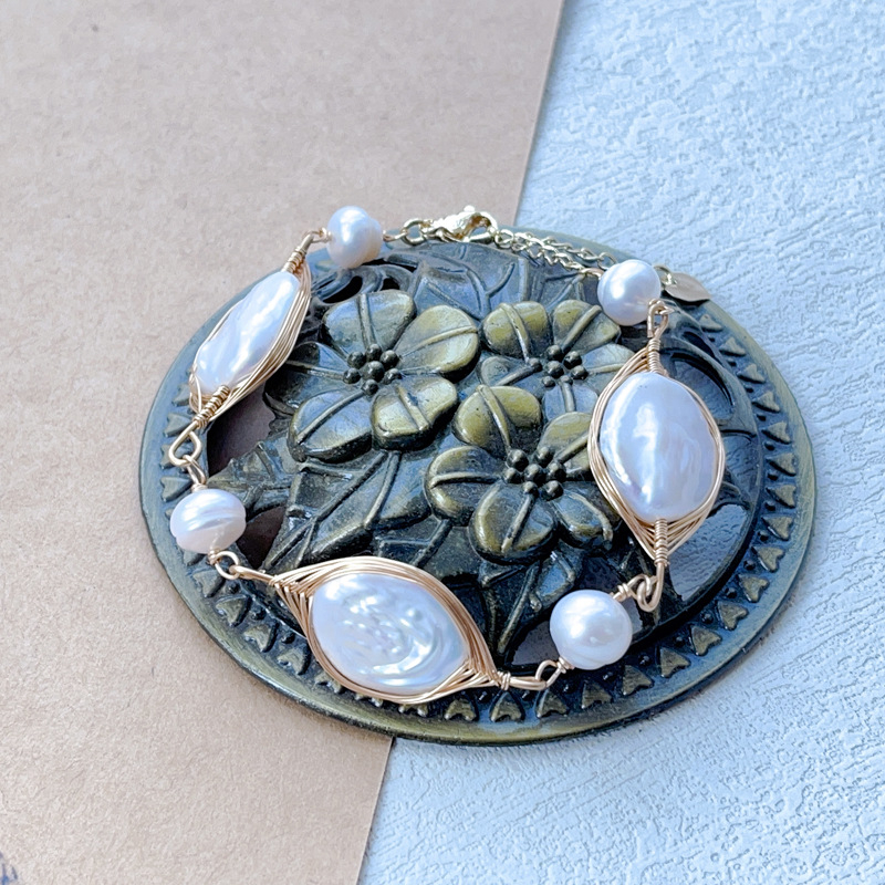 Narukvica s prirodnim biserima slatkovodnim, nepravilnog baroknog oblika, korejskog stila, proljeće 2023