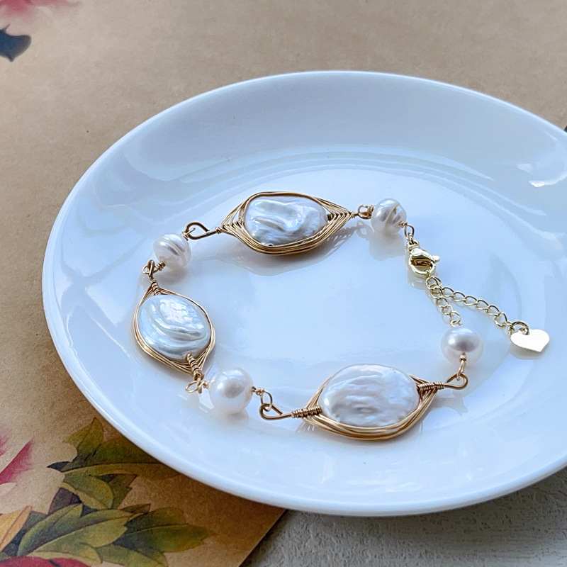 Narukvica s prirodnim biserima slatkovodnim, nepravilnog baroknog oblika, korejskog stila, proljeće 2023