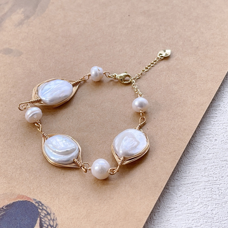 Narukvica s prirodnim biserima slatkovodnim, nepravilnog baroknog oblika, korejskog stila, proljeće 2023