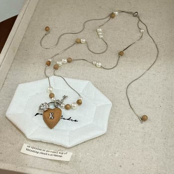 Nyaklánc fából készült szív alakú gyöngyökkel, margaréta motívummal, állítható hosszúságú, természetes kő medállal