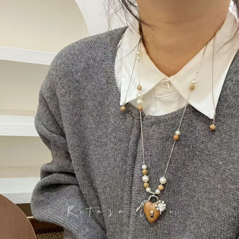 Nyaklánc fából készült szív alakú gyöngyökkel, margaréta motívummal, állítható hosszúságú, természetes kő medállal