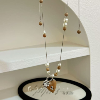 Nyaklánc fából készült szív alakú gyöngyökkel, margaréta motívummal, állítható hosszúságú, természetes kő medállal