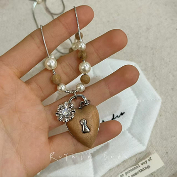 Nyaklánc fából készült szív alakú gyöngyökkel, margaréta motívummal, állítható hosszúságú, természetes kő medállal