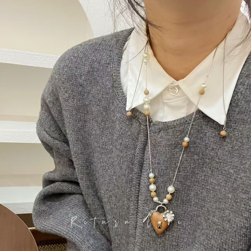 Nyaklánc fából készült szív alakú gyöngyökkel, margaréta motívummal, állítható hosszúságú, természetes kő medállal