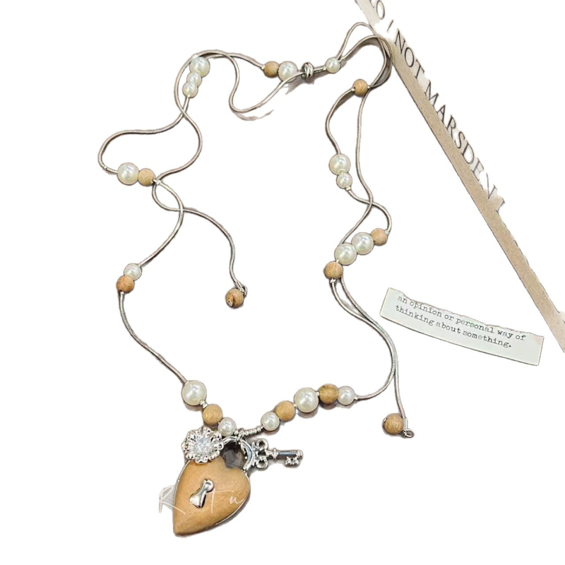 Nyaklánc fából készült szív alakú gyöngyökkel, margaréta motívummal, állítható hosszúságú, természetes kő medállal