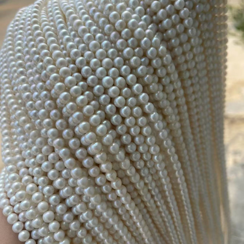 Ogrlica od slatkovodnih bisera, gotovo okruglog oblika, 925 srebra, podrijetlo Zhuji, proljeće 2024