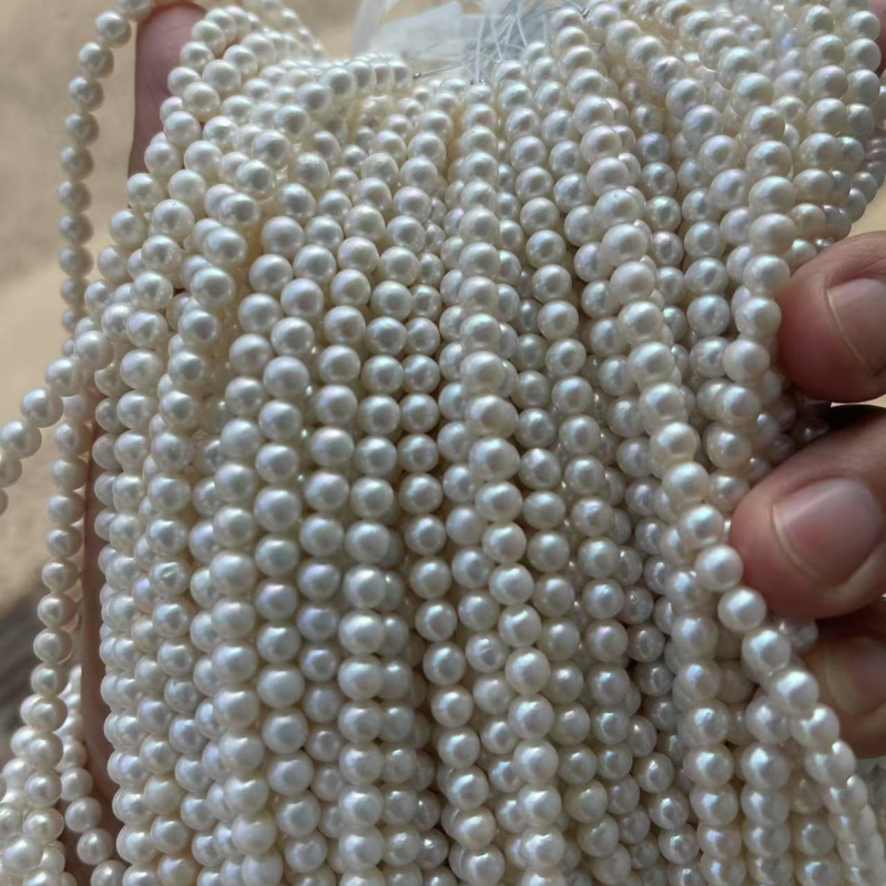 Ogrlica od slatkovodnih bisera, gotovo okruglog oblika, 925 srebra, podrijetlo Zhuji, proljeće 2024