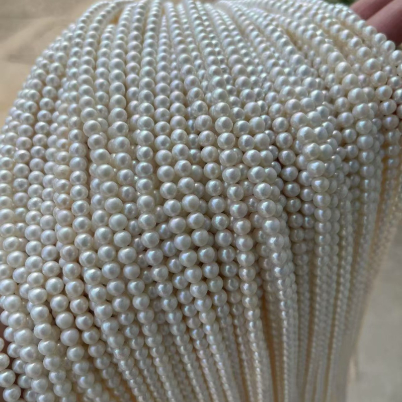 Ogrlica od slatkovodnih bisera, gotovo okruglog oblika, 925 srebra, podrijetlo Zhuji, proljeće 2024